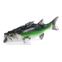 Figurine Poisson Bar Européen avec un dégradé de couleur verte et argentée, présentée de profil sur fond blanc, mettant en valeur ses détails et sa bouche ouverte