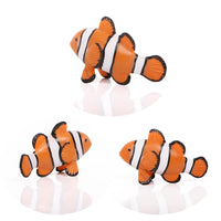 Différentes vues de la Figurine Poisson Clown Orange – Amphiprion Percula, illustrant ses couleurs vives et ses rayures distinctives.
