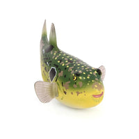 Vue de profil d’une Figurine Poisson Globe Vert en résine, arborant des motifs verts et jaunes, idéale pour la décoration ou la collection.
