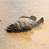 figurine poisson mérou tacheté dans le sable