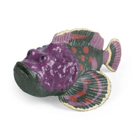 Vue rapprochée de la Figurine Poisson-Pierre Violet Réaliste, avec des nuances de violet et de vert, soulignant ses reliefs caractéristiques.
