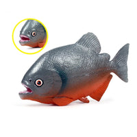 Figurine Poisson Piranha gris et rouge, présentée de profil sur fond blanc, avec la bouche ouverte pour mettre en valeur son réalisme.