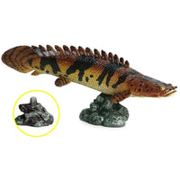 Figurine Poisson Polypterus Delhezi en résine, avec des motifs marron et noirs, présentée sur un socle rocheux.
