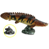 Figurine Poisson Polypterus Delhezi en résine, avec des motifs marron et noirs, présentée sur un socle rocheux.
