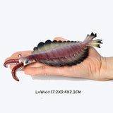 Figurine Poisson Préhistorique Arthropode dans une main, illustrant son format et ses détails anatomiques uniques. 