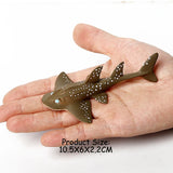 Figurine Poisson Raie-Guitare tenue en main, indiquant ses dimensions de 10,5 cm par 6 cm par 2,2 cm