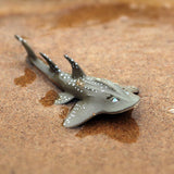 Figurine Poisson Raie-Guitare posée sur du sable, mettant en valeur ses nageoires pectorales élargies et sa coloration brune