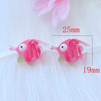 Deux figurines Poisson Rose en Résine, mesurant environ 25 mm x 19 mm, présentées sur fond blanc pour illustrer leurs dimensions.
