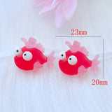 Deux figurines Poisson Tropique Rouge, mesurant environ 23 mm x 20 mm, présentées sur fond blanc pour illustrer leur taille.
