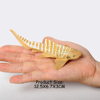 Figurine Requin Zèbre avec ses dimensions (12,5 cm × 6,7 cm × 3 cm), illustrant sa forme élancée et sa livrée beige tachetée.