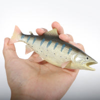 Vue de la Figurine Saumon Arc-en-Ciel dans une main, mettant en évidence sa taille et ses détails fins.