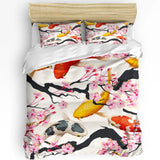 Housse de couette Carpes Koï et Fleurs Sakura, présentant des carpes multicolores et des fleurs de cerisier sur fond clair.