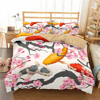 Housse de couette Carpes Koï et Fleurs Sakura installée sur un lit, mettant en avant ses motifs de carpes colorées et de fleurs de cerisier
