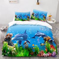 Housse de couette Dauphin – Décor marin lumineux, montrant plusieurs dauphins nageant parmi des coraux colorés et des poissons tropicaux, pour une ambiance vivifiante dans la chambre