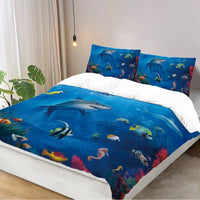 Housse de couette Océan Tropical sur un lit, illustrant un requin, des poissons tropicaux et des coraux multicolores