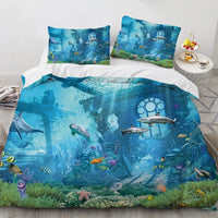 Housse de couette Poisson et Dauphins – Aventure Sous-Marine, montrant un décor de cité engloutie avec dauphins, poissons tropicaux et coraux, pour une ambiance fantastique dans la chambre