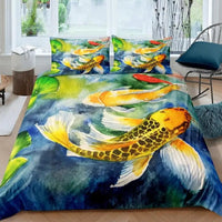 Housse de couette Poisson Koi Aquarelle installée sur un lit, avec des carpes Koï jaunes et oranges dans un décor artistique et aquatique