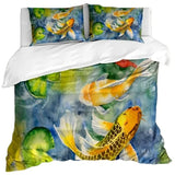 Housse de couette Poisson Koi Aquarelle, montrant des carpes Koï colorées sur fond bleu-vert, style peinture aquarelle