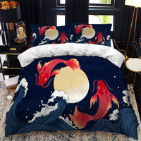 Housse de couette Poisson Koï Rouge et Lune, illustrant deux carpes Koï rouges autour d’une lune dorée sur fond bleu nuit, pour un décor oriental et poétique