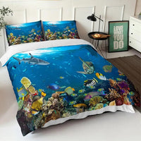 Housse de couette Poisson Océan Profond, illustrant un récif corallien peuplé de poissons tropicaux, une tortue marine et un requin, pour une décoration sous-marine immersive