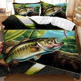 Housse de couette Poisson Perche, avec un motif réaliste de poisson en train d’attaquer un appât, apportant une touche nature et sportive à la chambre