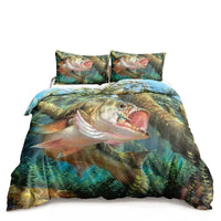 Housse de couette Poisson Perche – Eau Vive, montrant un gros poisson en pleine action sous l’eau, prêt à happer un leurre, pour une décoration dynamique de la chambre
