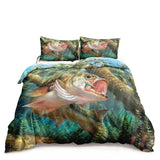 Housse de couette Poisson Perche – Eau Vive, montrant un gros poisson en pleine action sous l’eau, prêt à happer un leurre, pour une décoration dynamique de la chambre