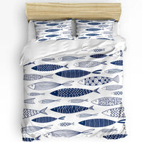 Housse de couette Poisson Vintage, illustrée par des motifs de poissons bleus sur fond blanc, offrant un style marin et rétro à la chambre