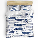 Housse de couette Poisson Vintage, illustrée par des motifs de poissons bleus sur fond blanc, offrant un style marin et rétro à la chambre