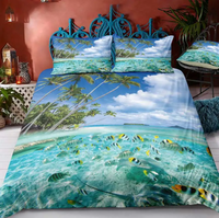 Housse de couette Poissons Tropicaux, mettant en scène une plage paradisiaque avec palmiers, ciel bleu et poissons colorés dans une eau cristalline