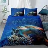 Housse de couette Tortue Marine, illustrant une grande tortue sur fond bleu océan, installée sur un lit pour une décoration exotique