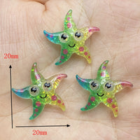 Lot de figurines Étoile de Mer Arc-en-Ciel de 20 mm, en résine translucide multicolore, présentées dans la main pour illustrer leur taille