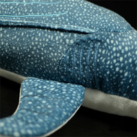 peluche de requin baleine nageoire