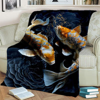 Plaid Poisson Koi Doré drapé sur un sofa, rehaussant la décoration d'un salon avec son style oriental