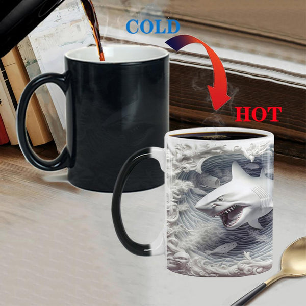 Tasse Requin Blanc - Design Océan 3D : comparaison avant/après l'effet thermoréactif (noir à froid, révèle le motif quand elle est chaude)